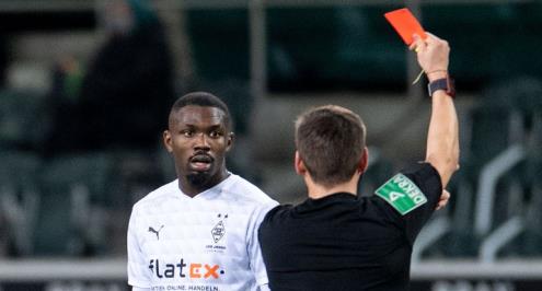 إيقاف ماركوس تورام 6 مباريات بعد بصقه على لاعب منافس